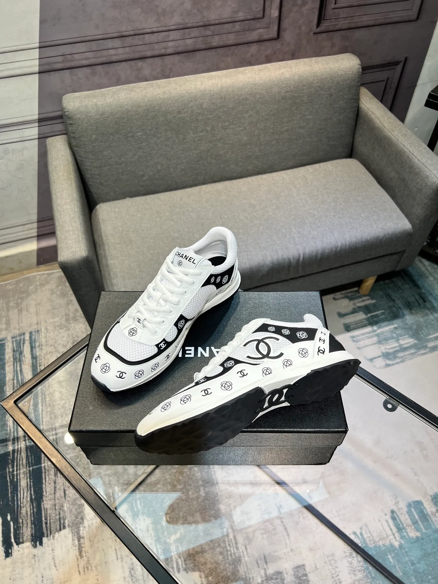 Men's men's shoes 💰640 Exclusive real shot (top version) CHANEL Chanel 2025ss color matching thick-soled casual sports shoes and sneakers. The counter is synchronized. The counter is very popular. A shoe that is very difficult to buy. The most popular thick-soled panda shoes on the Internet. It can be imagined that Xiaoxiang control can't miss it. It has both good looks and comfort. Simple and versatile white shoes. The thick sole increases the height and is super versatile. Close your eyes and wear it. Whoever wears it will look better. Upper: calfskin Lining: imported sheepskin lining Outsole: TPU original outsole Size: 35-44 (customized for women 41 and 40, and 45 for men)